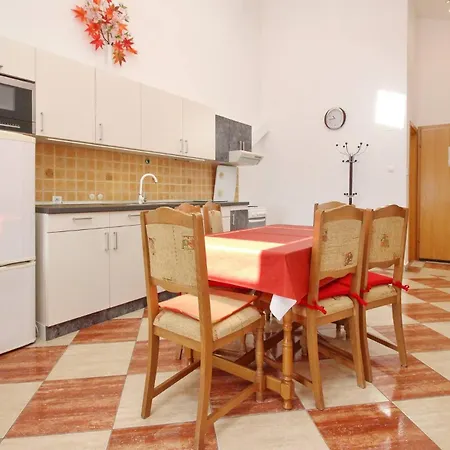 Aquarium Dorcic ゲストハウス 3*